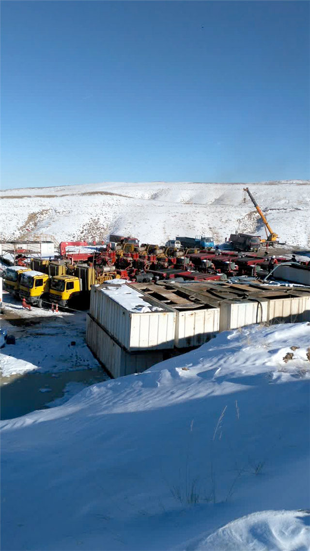 玉門(mén)油田壓裂現(xiàn)場(chǎng) 玉門(mén)油田壓裂現(xiàn)場(chǎng)